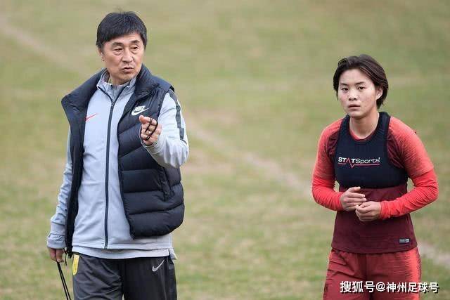 伏明霞购豪宅为父母养老，梁锦松的慷慨举动引发热议